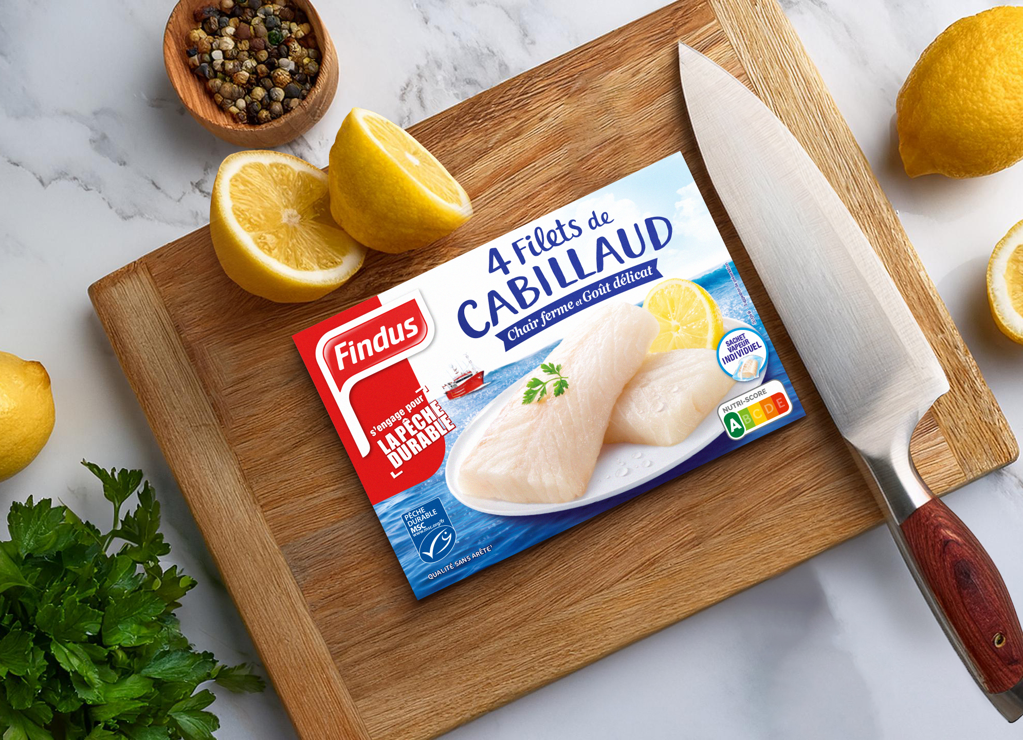 Visuels des Packs Findus sur une planche de découpe entouré de citrons, persil, poivr eet clouteau de cuisine