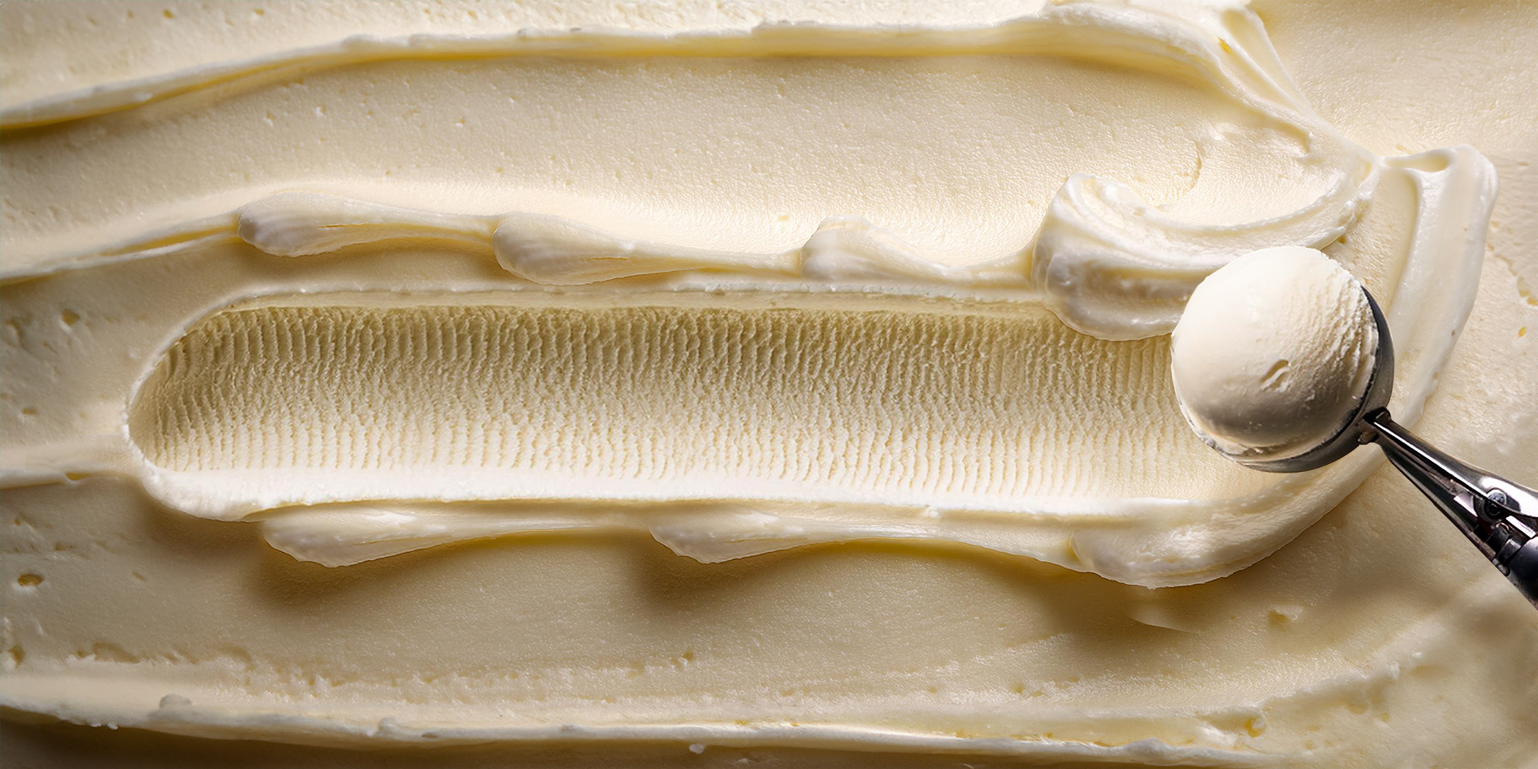 Visuel de boule de glace à la vanille creusée par une cuillère à glace
